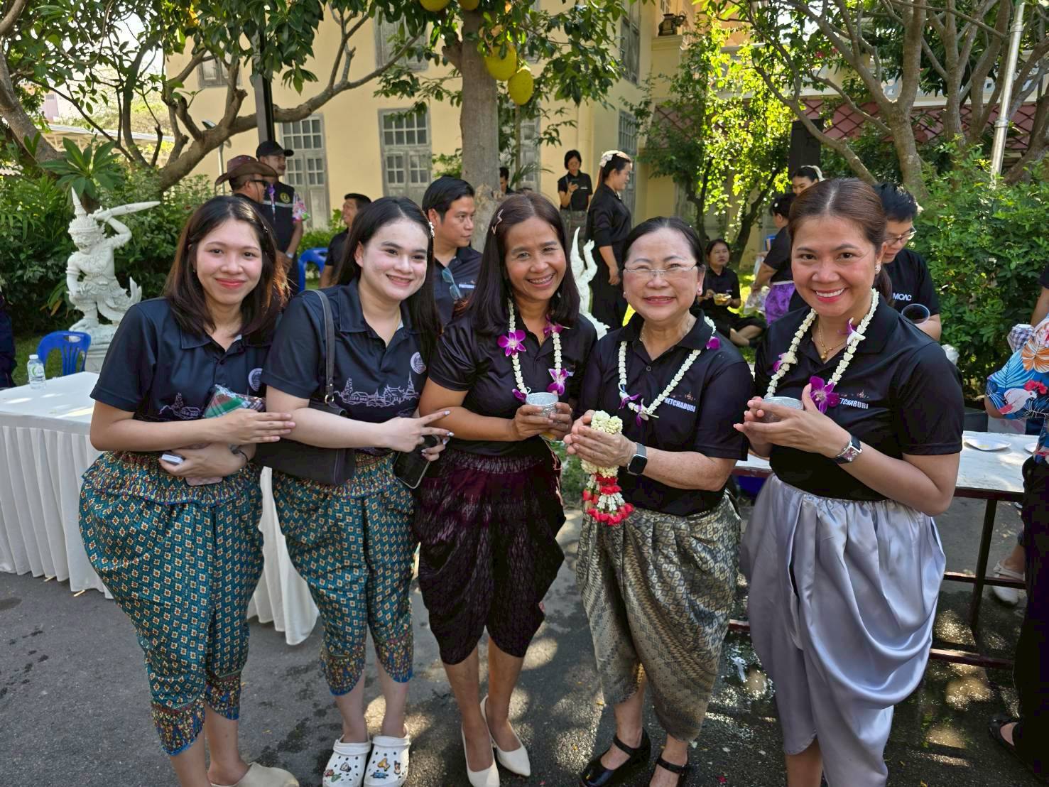 title - ปฏิรูปที่ดินจังหวัดเพชรบุรี พร้อมด้วยเจ้าหน้าที่ ส.ป.ก.เพชรบุรี ร่วมพิธีรดน้ำขอพรผู้บริหารจังหวัด เพื่อเสริมความเป็นสิริมงคลเนื่องในโอกาสต้อนรับปีใหม่ไทย 2569 และเพื่ออนุรักษ์และสืบสานประเพณีสงกรานต์อันดีงามของไทย